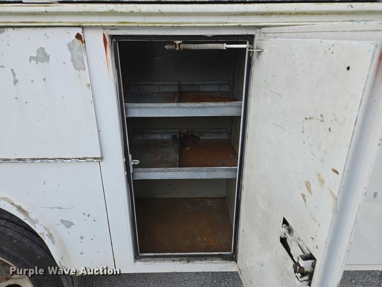 image for item DU2652 2003 Ford F450 Super Duty utility bed pickup truck