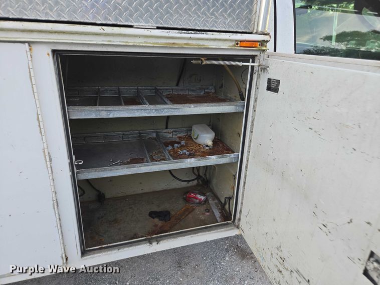 image for item DU2652 2003 Ford F450 Super Duty utility bed pickup truck