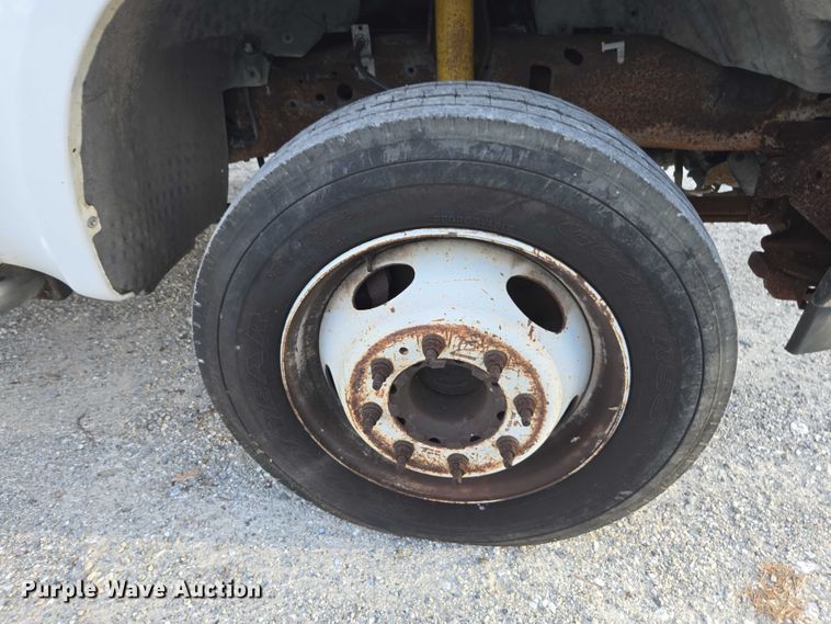 image for item DU2652 2003 Ford F450 Super Duty utility bed pickup truck