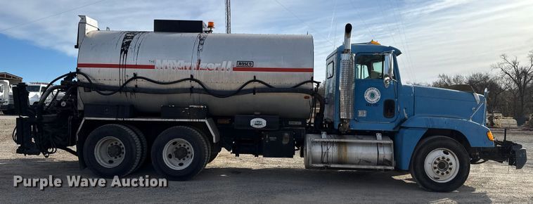 image for item DW5209 1995 Freightliner FLD120 oil distributor truck