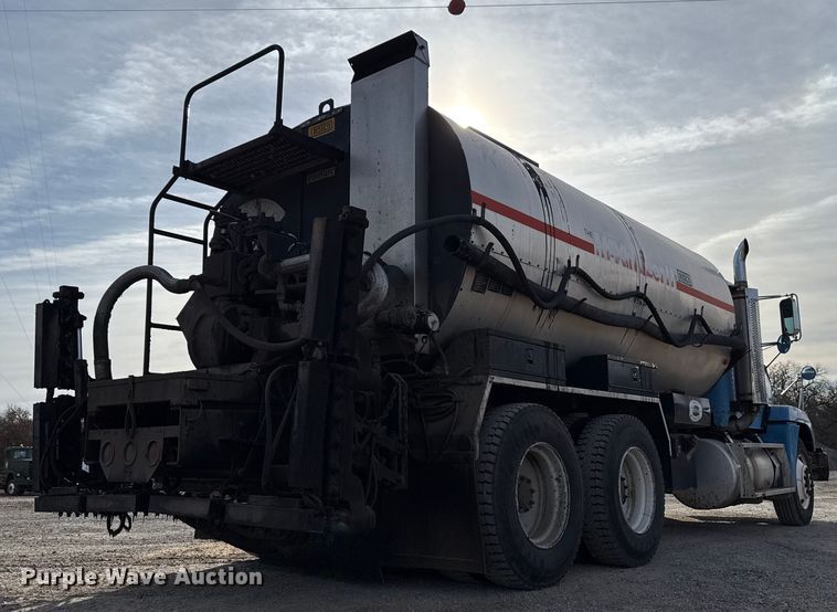 image for item DW5209 1995 Freightliner FLD120 oil distributor truck