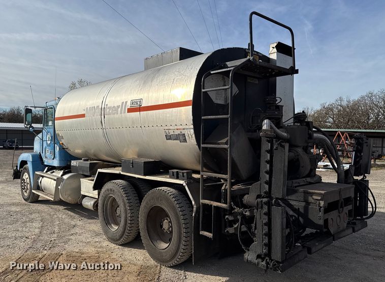 image for item DW5209 1995 Freightliner FLD120 oil distributor truck