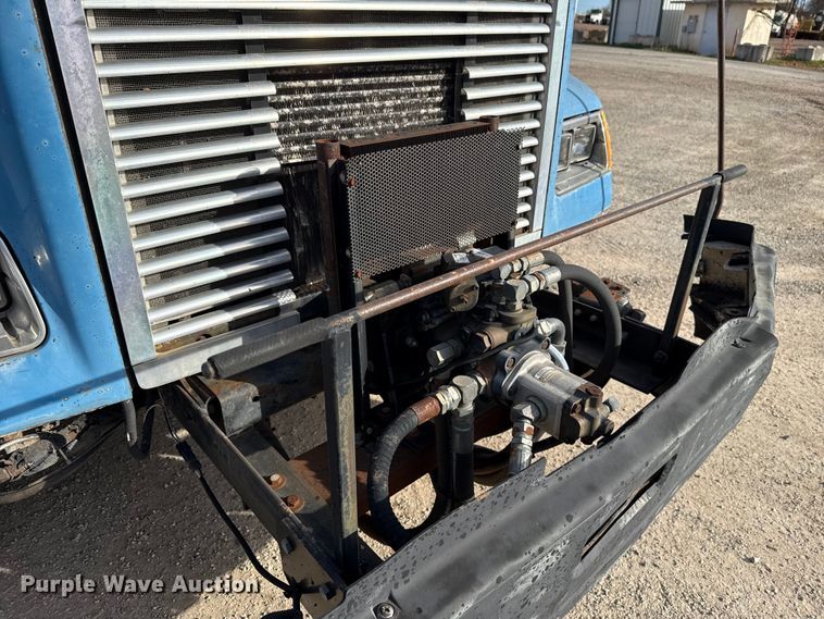 image for item DW5209 1995 Freightliner FLD120 oil distributor truck