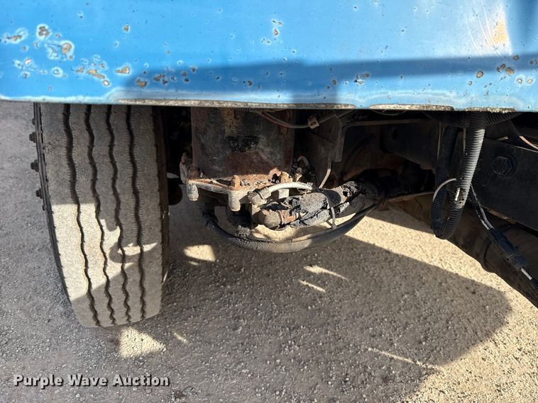 image for item DW5209 1995 Freightliner FLD120 oil distributor truck