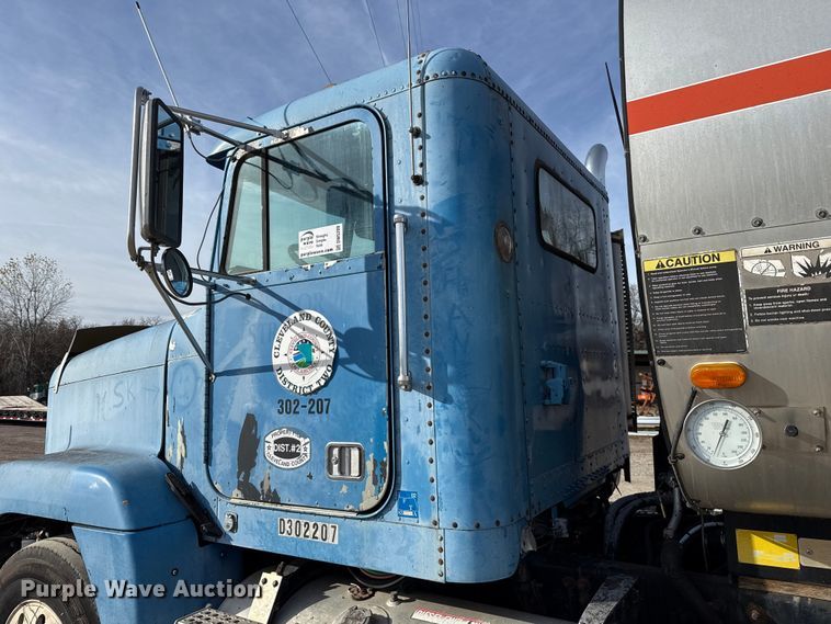 image for item DW5209 1995 Freightliner FLD120 oil distributor truck