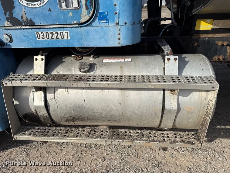 image for item DW5209 1995 Freightliner FLD120 oil distributor truck