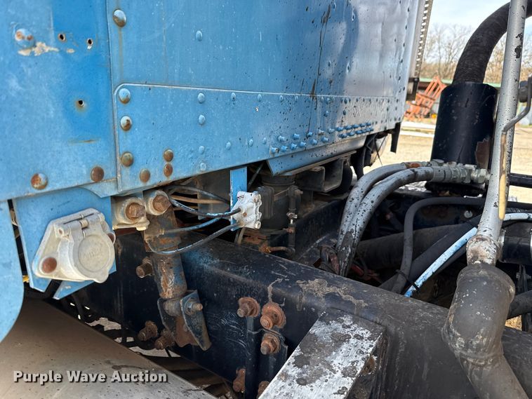 image for item DW5209 1995 Freightliner FLD120 oil distributor truck