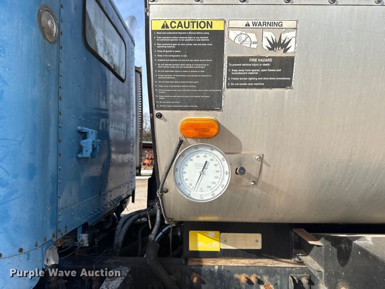 image for item DW5209 1995 Freightliner FLD120 oil distributor truck