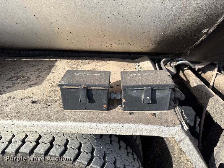 image for item DW5209 1995 Freightliner FLD120 oil distributor truck