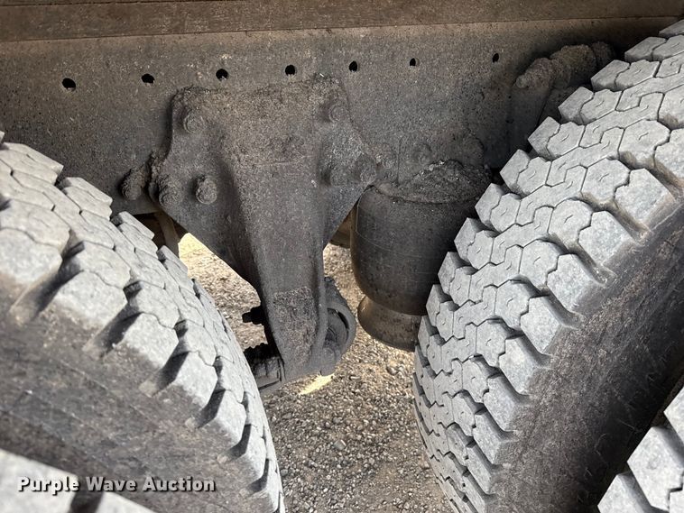 image for item DW5209 1995 Freightliner FLD120 oil distributor truck