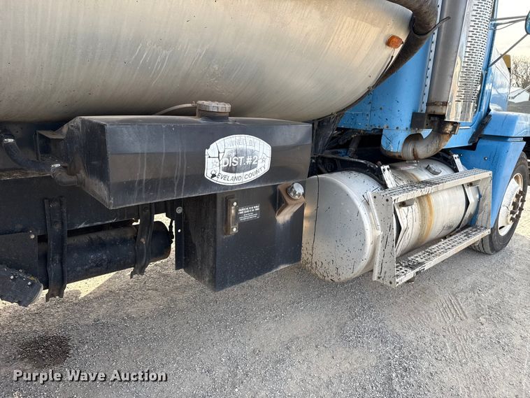 image for item DW5209 1995 Freightliner FLD120 oil distributor truck