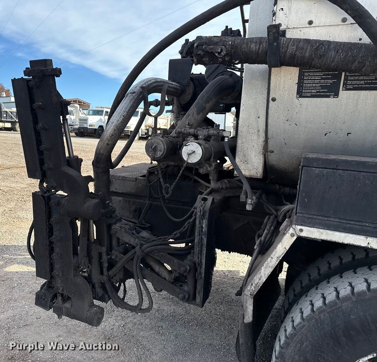 image for item DW5209 1995 Freightliner FLD120 oil distributor truck