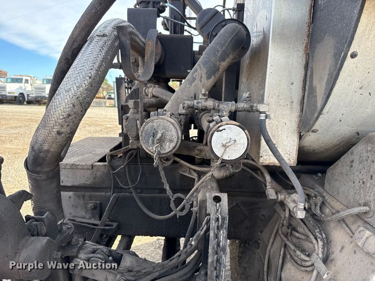 image for item DW5209 1995 Freightliner FLD120 oil distributor truck