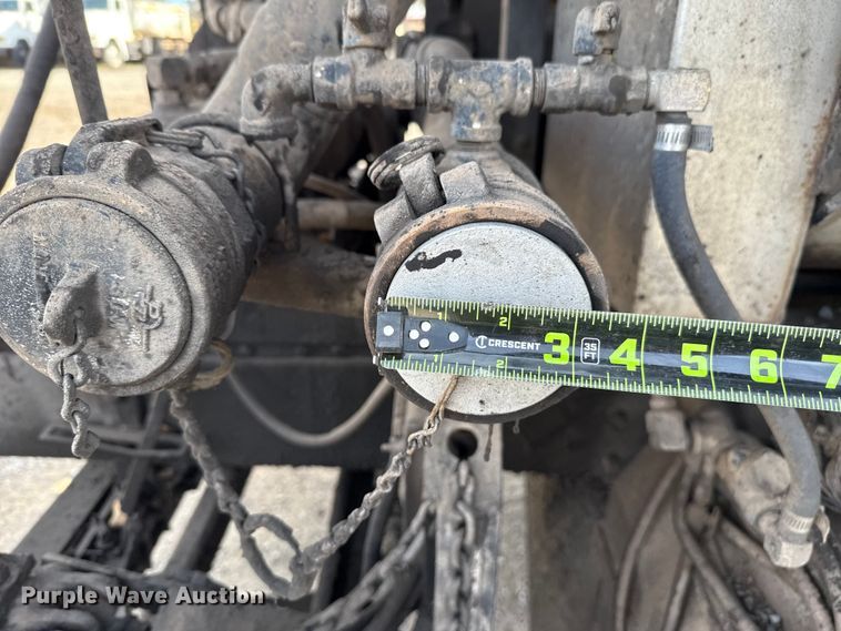 image for item DW5209 1995 Freightliner FLD120 oil distributor truck