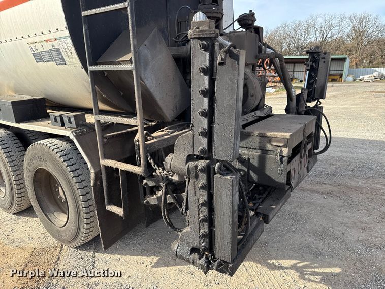 image for item DW5209 1995 Freightliner FLD120 oil distributor truck