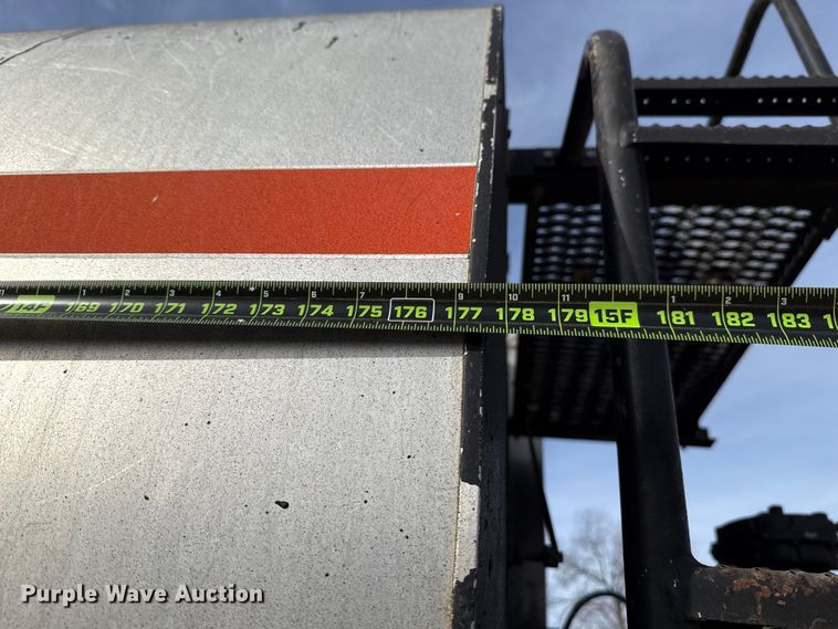 image for item DW5209 1995 Freightliner FLD120 oil distributor truck