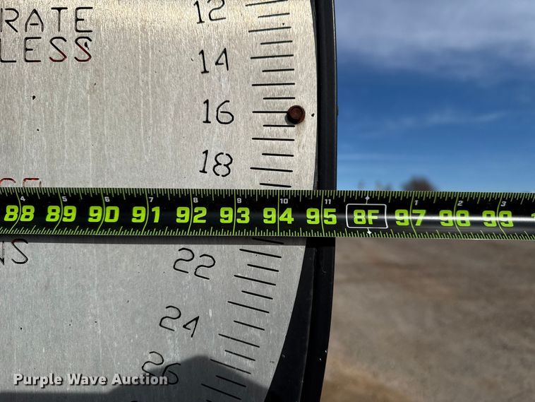 image for item DW5209 1995 Freightliner FLD120 oil distributor truck