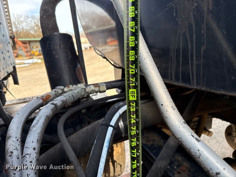 image for item DW5209 1995 Freightliner FLD120 oil distributor truck