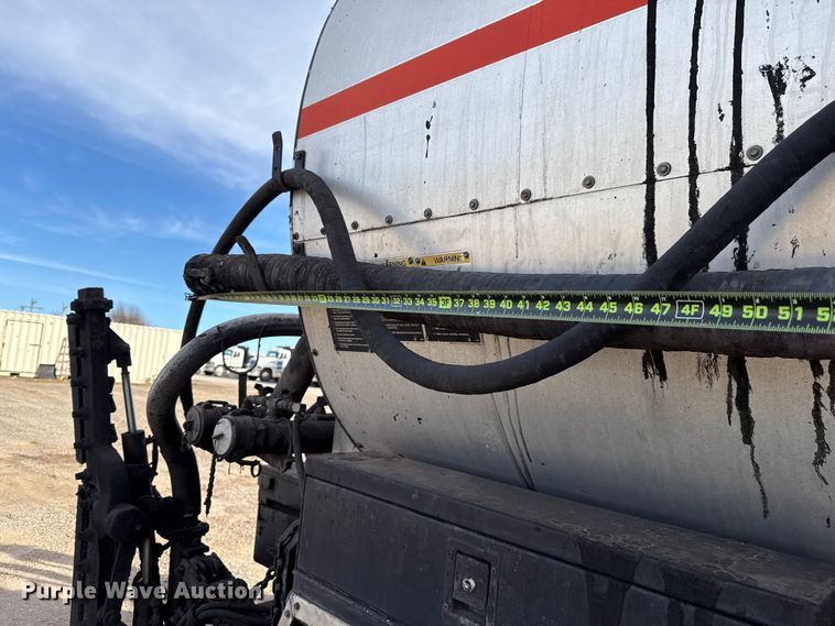 image for item DW5209 1995 Freightliner FLD120 oil distributor truck