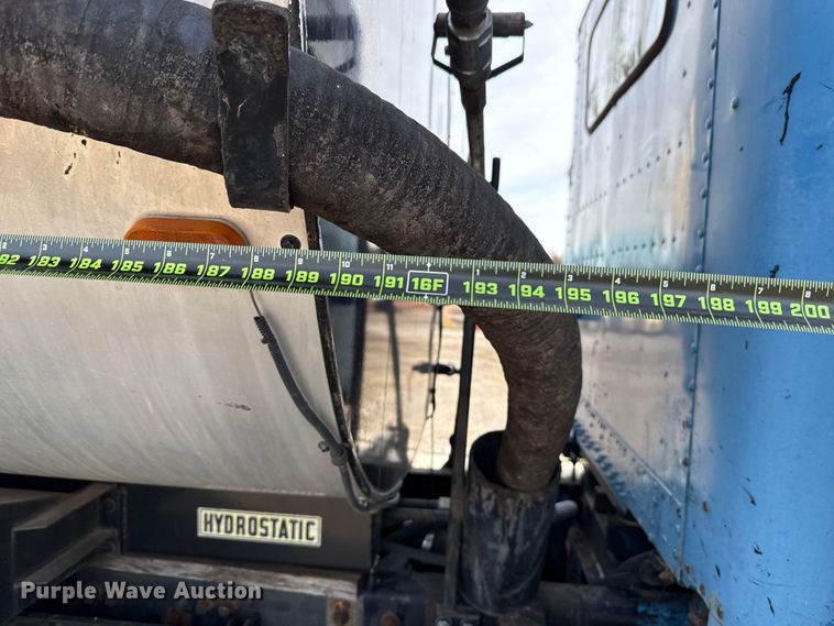 image for item DW5209 1995 Freightliner FLD120 oil distributor truck