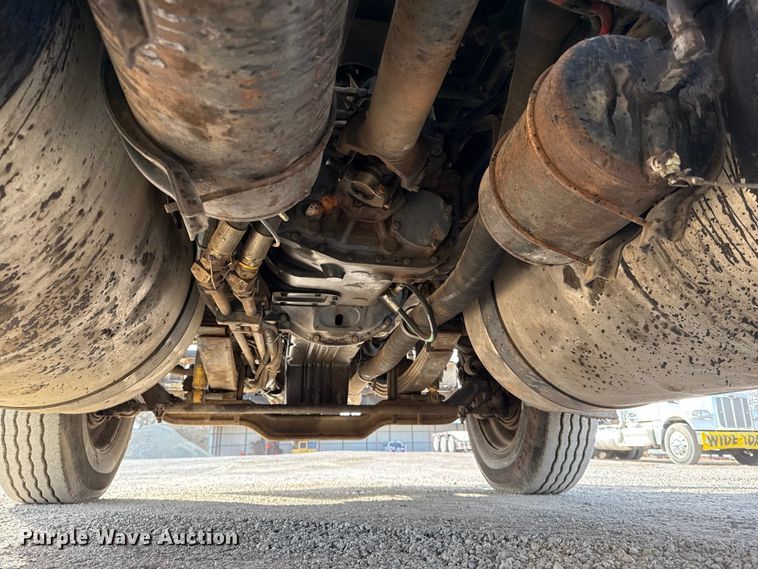 image for item DW5209 1995 Freightliner FLD120 oil distributor truck