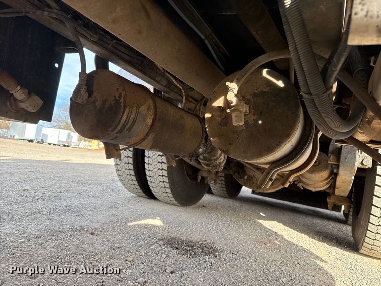 image for item DW5209 1995 Freightliner FLD120 oil distributor truck