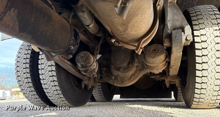 image for item DW5209 1995 Freightliner FLD120 oil distributor truck