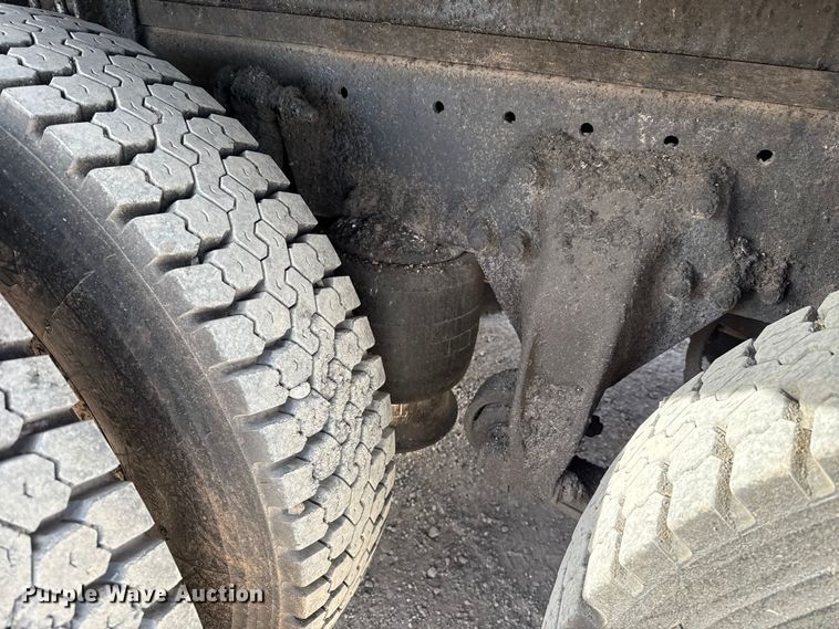 image for item DW5209 1995 Freightliner FLD120 oil distributor truck