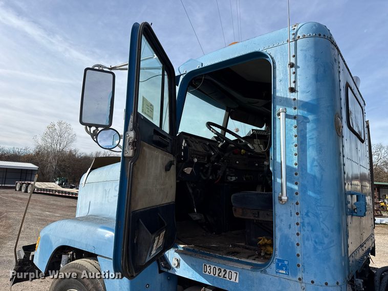 image for item DW5209 1995 Freightliner FLD120 oil distributor truck