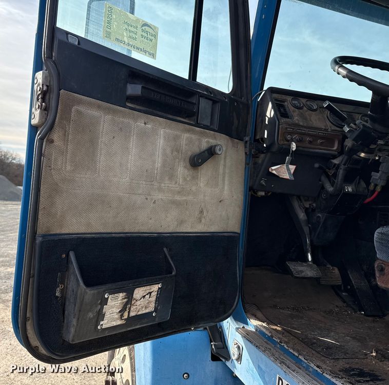 image for item DW5209 1995 Freightliner FLD120 oil distributor truck