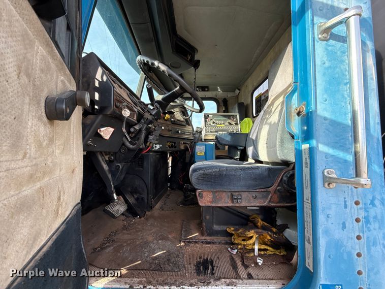 image for item DW5209 1995 Freightliner FLD120 oil distributor truck