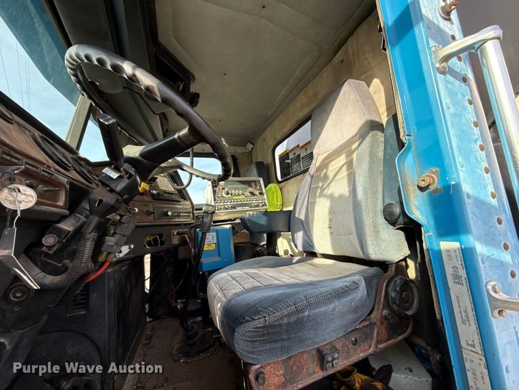 image for item DW5209 1995 Freightliner FLD120 oil distributor truck