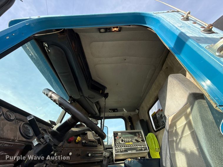 image for item DW5209 1995 Freightliner FLD120 oil distributor truck