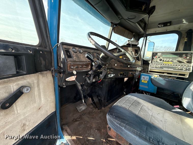 image for item DW5209 1995 Freightliner FLD120 oil distributor truck