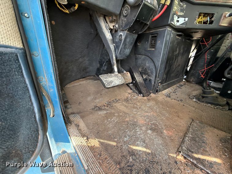 image for item DW5209 1995 Freightliner FLD120 oil distributor truck