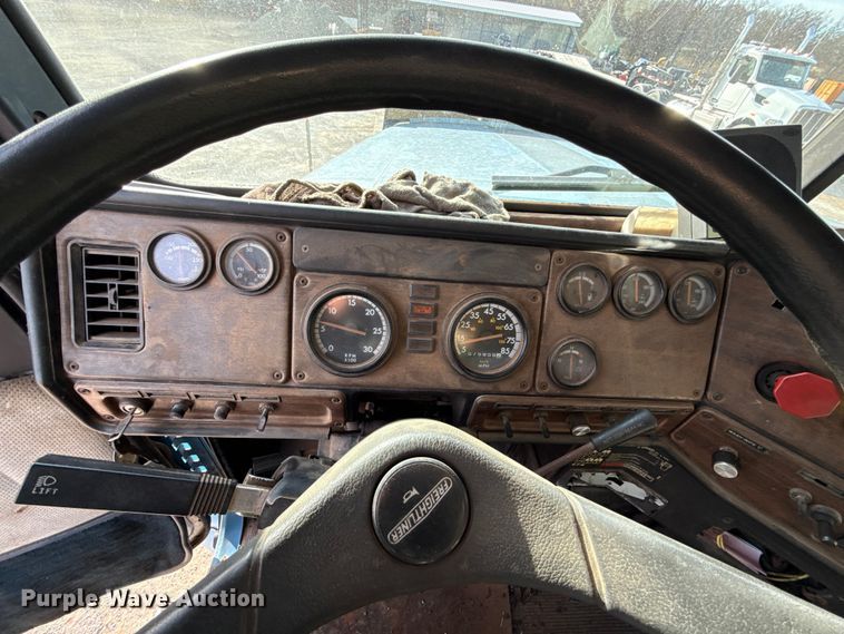 image for item DW5209 1995 Freightliner FLD120 oil distributor truck