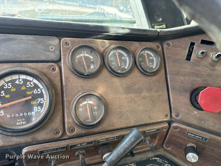 image for item DW5209 1995 Freightliner FLD120 oil distributor truck