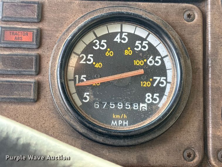 image for item DW5209 1995 Freightliner FLD120 oil distributor truck