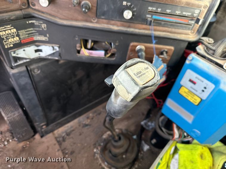 image for item DW5209 1995 Freightliner FLD120 oil distributor truck