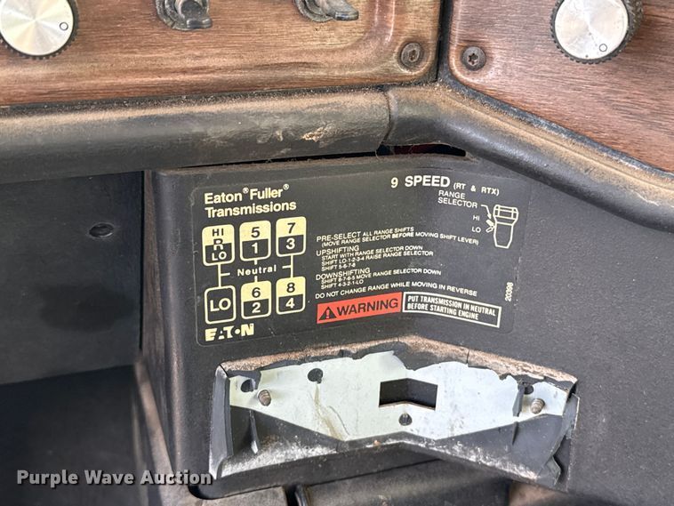 image for item DW5209 1995 Freightliner FLD120 oil distributor truck