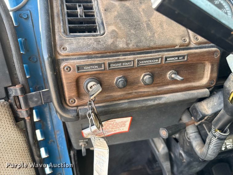 image for item DW5209 1995 Freightliner FLD120 oil distributor truck