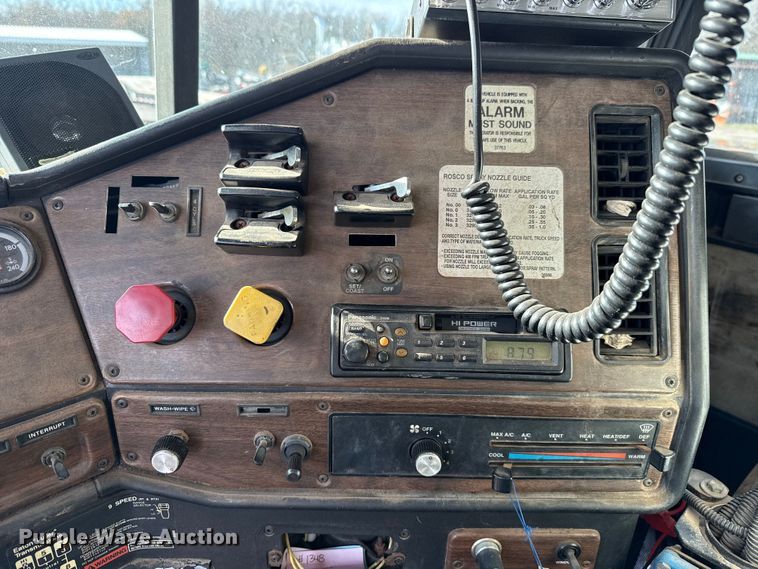 image for item DW5209 1995 Freightliner FLD120 oil distributor truck