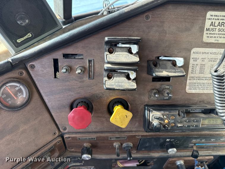 image for item DW5209 1995 Freightliner FLD120 oil distributor truck