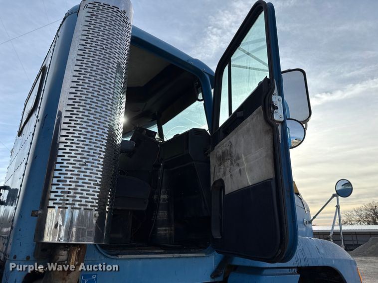 image for item DW5209 1995 Freightliner FLD120 oil distributor truck