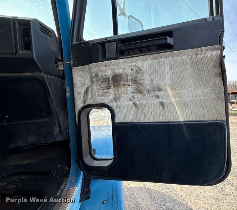 image for item DW5209 1995 Freightliner FLD120 oil distributor truck