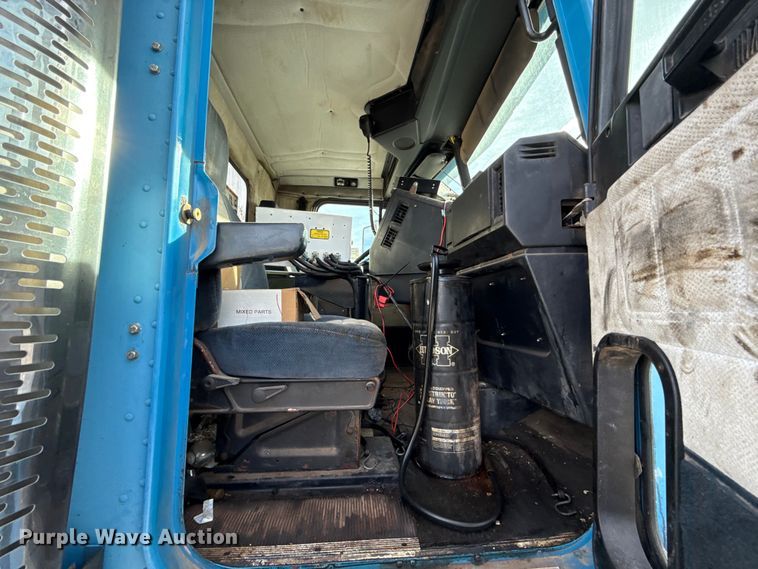 image for item DW5209 1995 Freightliner FLD120 oil distributor truck