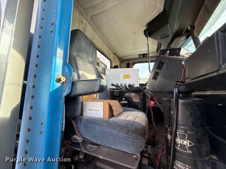 image for item DW5209 1995 Freightliner FLD120 oil distributor truck