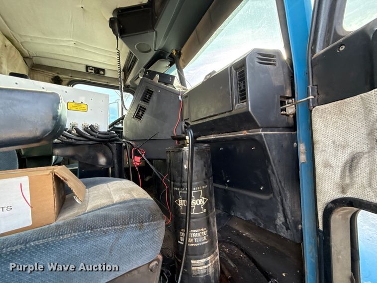 image for item DW5209 1995 Freightliner FLD120 oil distributor truck