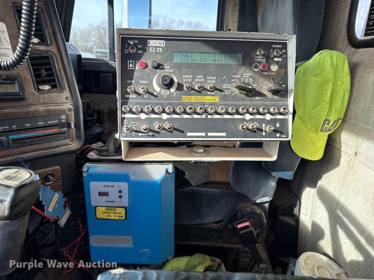 image for item DW5209 1995 Freightliner FLD120 oil distributor truck