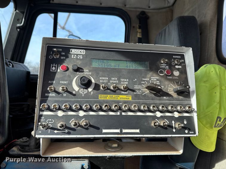 image for item DW5209 1995 Freightliner FLD120 oil distributor truck